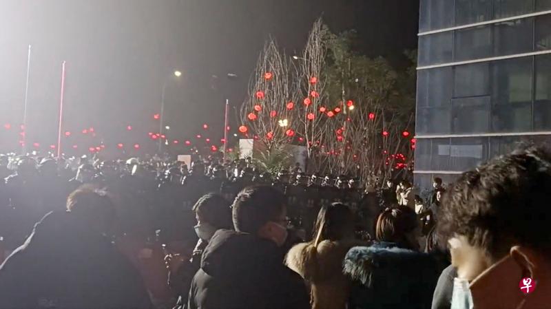 重庆一家生产核酸检测试剂盒的企业，据报疑因生意暴跌而大规模裁员，引发员工抗议。星期六（7日）在网上流传的视频显示，大批持防暴装备的警员到场维持秩序。（路透社）