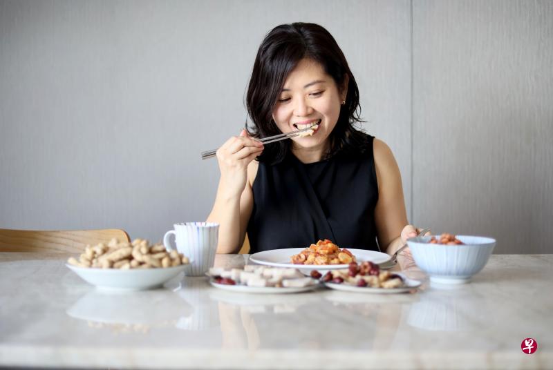 王杍翎工作再忙，也坚持自己准备早餐，她认为从早餐这件简单的小事做起，就是照顾健康的方法之一。（龙国雄摄）