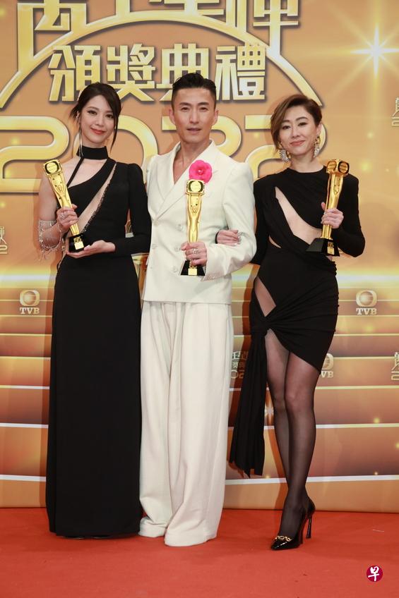 陈晓华（左起）、陈山聪、胡定欣获得最佳衣着艺人奖。