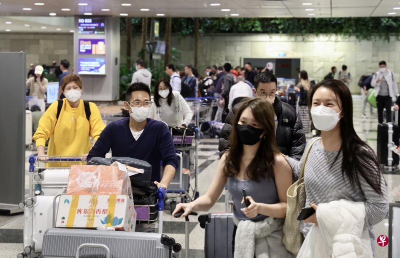交通部长易华仁指出，虽然中国的航班趟次和乘客人数都有很大的增长空间，但我国的首要考量是确保航空人员、旅客和社区的健康，交通部和卫生部会密切留意最新发展，必要时会采取相关措施。图为航班从上海抵达新加坡，乘客抵步时的情景。（邝启聪摄）