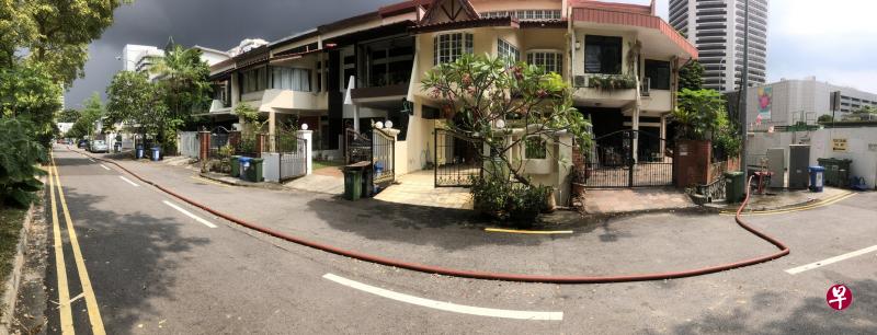 最靠近失火住宅的消防栓无法使用，消防员只能把水管接驳到80米外的消防栓。（陈来福摄）