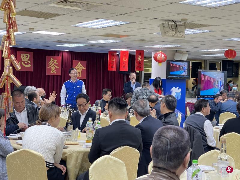 国民党自去年底“九合一”地方选举胜选后，又接连打赢嘉义市长和台北市立委补选两役，党主席朱立伦（左边站立者）在睽违已久的尾牙餐会上，开心与同党同志互动，好心情溢于言表。（庄慧良摄）