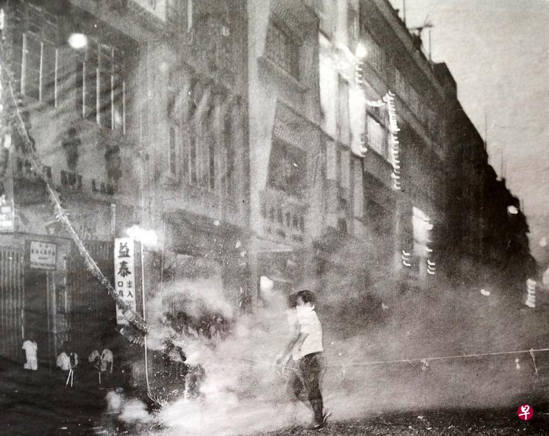 1972年牛车水一带的店家在元宵放爆竹。（互联网）