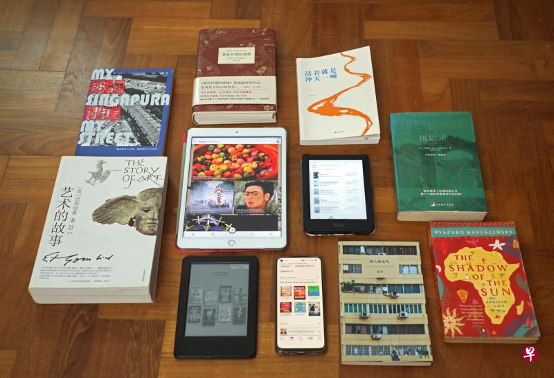 原非的阅读正在逐渐电子化，她有Kobo、iPad、Kindle和手机作为电子书阅读器。