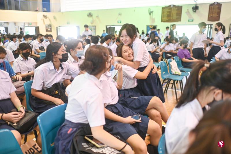 随着防疫措施放宽，考生今年可再次和同学一起聚集在学校礼堂领取O水准会考成绩单。图为女皇镇中学学生星期四在礼堂兴奋等待领取成绩。（李冠卫摄）