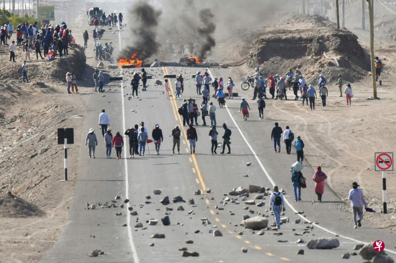 示威者星期四在阿雷基帕省（Arequipa）境內的泛美公路设置路障，并纵火烧车，要求秘鲁总统博卢阿特辞职下台，尽快举行大选。（法新社）