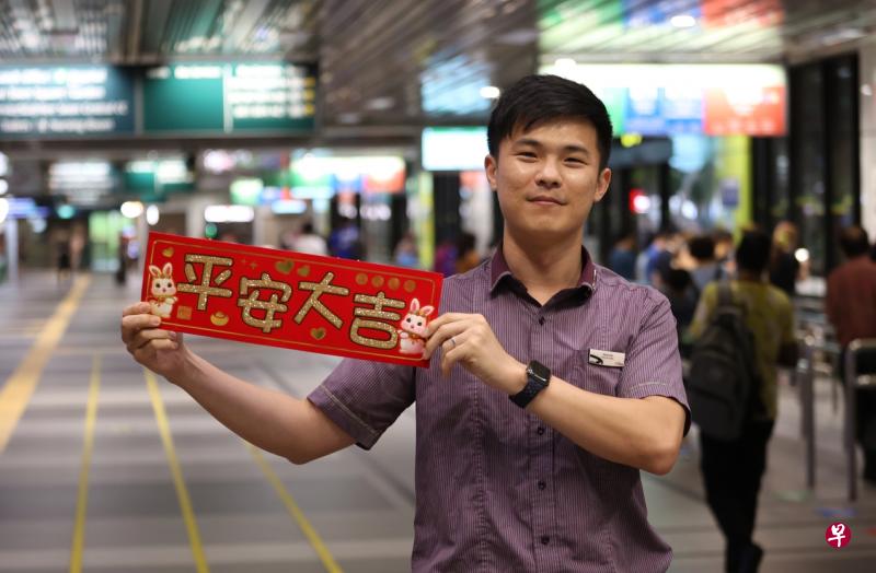两年没与家人一起过农历新年的新捷运高级巴士车长陈书亿，今年花了比平时高出一倍的价格—约300元购买机票，将于除夕当天回怡保与家人团聚。（梁麒麟摄）