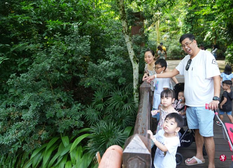 许瑞珊和丈夫谢佳名育有四个2岁至12岁的孩子，其中三个较小的孩子，通过“小足印儿童照耀前途计划”各获500元现金补助。她打算存下这笔钱，准备给两个孩子明年升学用。（谢智扬摄）