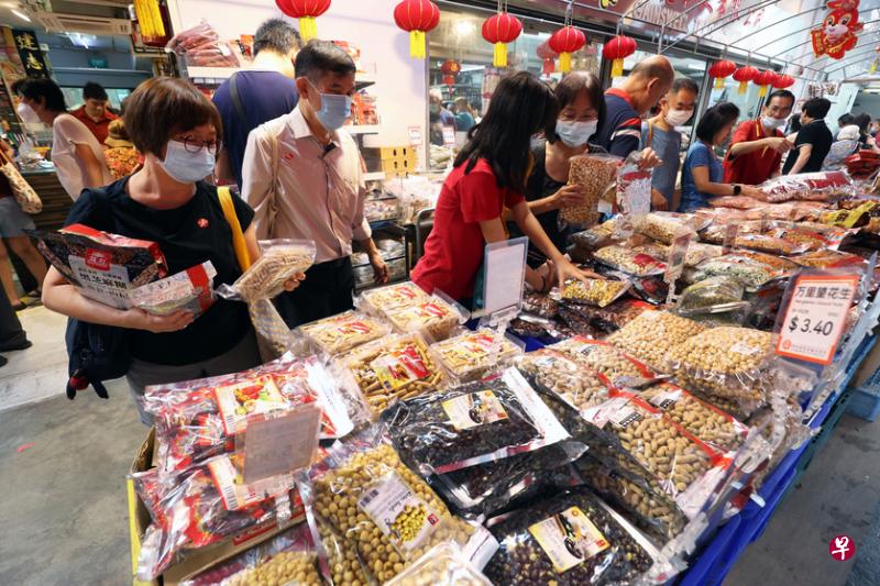 除了海味与干粮，维多利亚批发中心也增添许多应节食品，让早报俱乐部会员们一次过办齐年货。（梁麒麟摄）