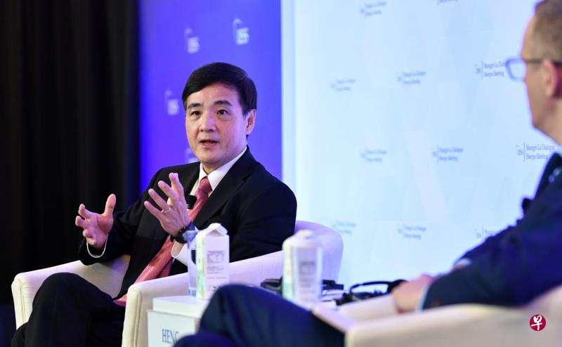 国防部高级政务部长王志豪星期一在香格里拉对话的预备会议上发表主旨演讲后，接受与会者的提问。（国防部提供）