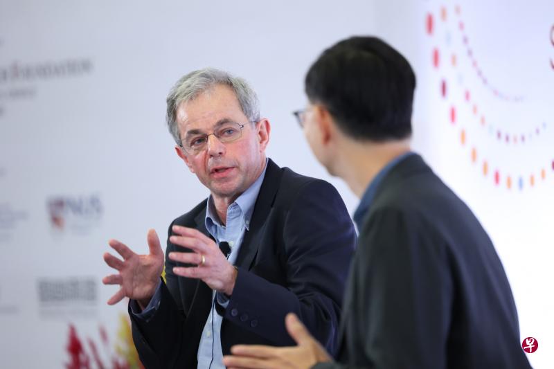 研发新一代基因测序方式的2020年千年科技奖得主戴维·克勒纳曼教授（左）预测，测序将变得更便宜和更普遍，10年内一些群体的新生儿或许都会进行测序以预防潜在疾病，他因此提出应制定相应的法律来规范测序技术的使用。（梁麒麟摄）