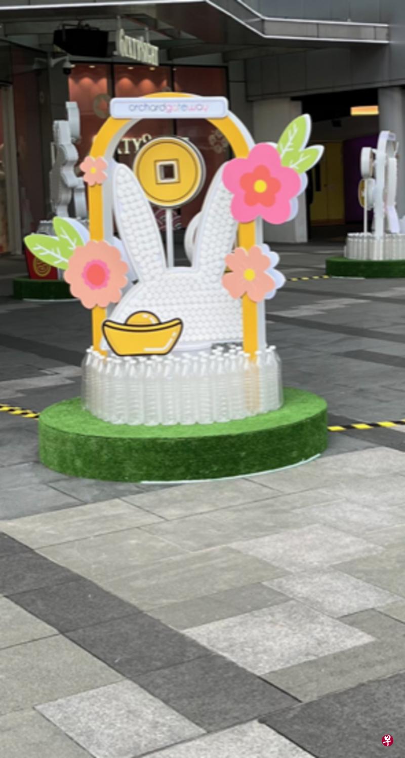 乌节路商场外，摆设了以循环使用的塑料瓶和瓶盖砌成的新年白兔造型装饰。（作者提供）