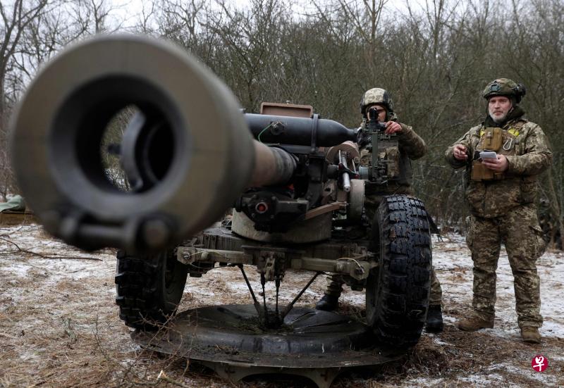 乌克兰士兵全力抵挡俄军地面部队的攻击。乌炮兵星期一向乌东卢甘斯克地区前线的俄罗斯阵地发射榴弹炮。（法新社）