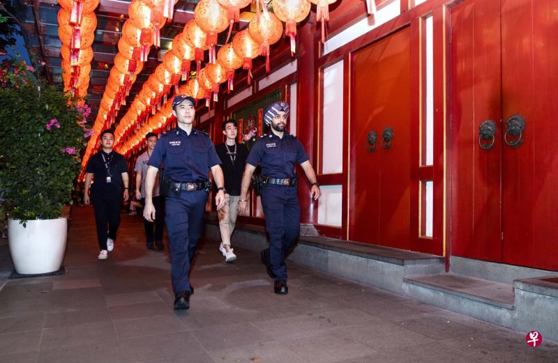 牛车水年货市场举办期间，警方除安排更多警员巡逻，也派出便衣警员到场监视，预防偷窃和偷拍等罪案发生。（警方提供）