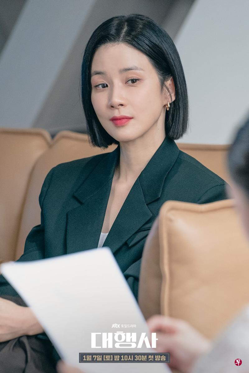 李宝英展现飒美的女强人魅力。（互联网）