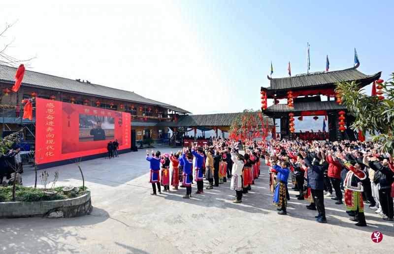 习近平星期三（1月18日）视频连线慰问基层干部民众，其间同四川省绵阳市北川羌族自治县石椅村的民众交流。（新华社）