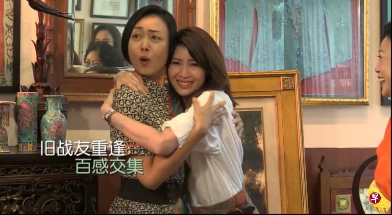 《小娘惹》中的“阿桃”黄慧（左）惊喜现身，弄哭“月娘”欧萱。（节目画面）