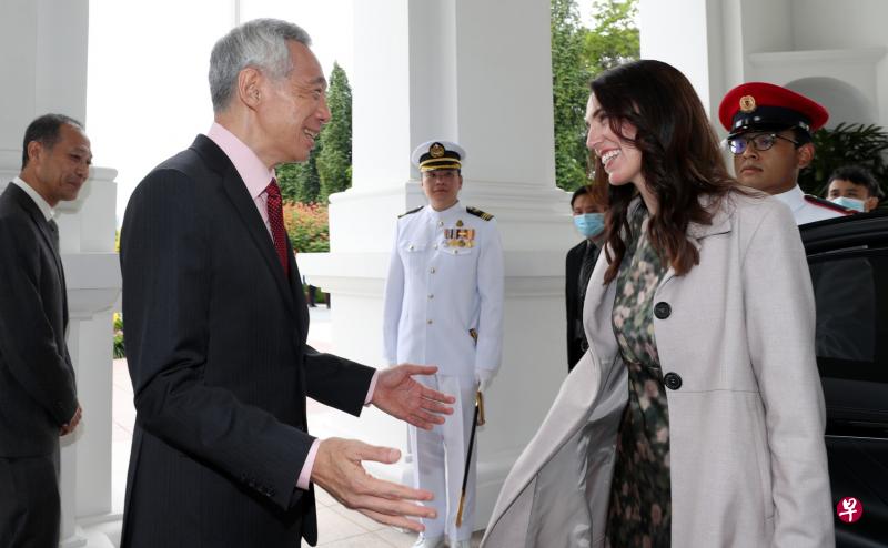 李显龙总理（左）去年4月与第二次到访我国的新西兰总理阿德恩会面。（取自李总理脸书）