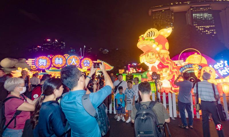 ▲许多公众带着全家老小在新年花灯前驻足合影，在浓郁的节日气氛中留下温馨珍贵的瞬间。（关俊威摄）