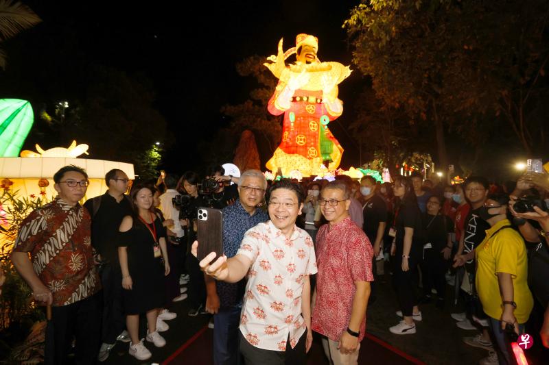 ▲副总理兼财政部长黄循财（中）莅临“春到河畔2023”活动现场，在巨型财神爷花灯前与公众亲切互动；在他右手边是春到河畔工委会主席蔡其生， 左边是文化、社区及青年部长兼律政部第二部长唐振辉。（蔡家增摄）