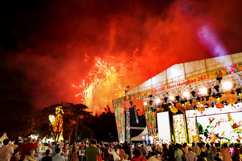 一束束烟花划过夜空汇集一处，绽放出朵朵绚烂的光芒，引来公众一阵阵惊叹。星期五滨海湾花园的海湾舫夜空，烟花盛开，点亮了黑夜，迎接即将到来的农历新年。（蔡家增摄） 
