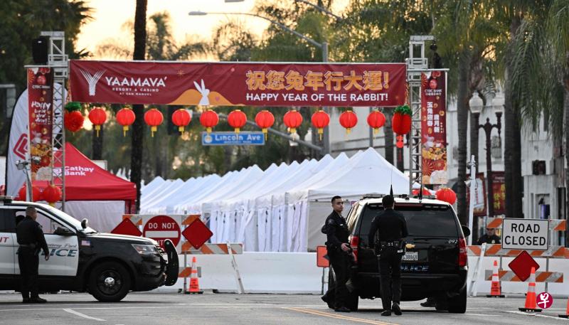 大规模枪击案后，警方封锁现场。案发地点附近当天较早时举行了迎兔年庆祝活动。美国总统拜登已下令全国政府大楼与军事基地降半旗致哀。（法新社）