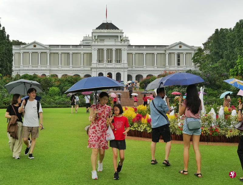 总统府大年初二对公众开放，尽管下雨，大批公众仍趁着农历新年假期观光游园。（谢智扬摄）