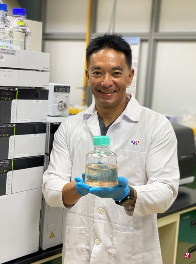 由理查兹带领的团队研制一种从植物来源提取的血清，可大幅降低培植鱼肉的成本，也有助让培植过程更具可持续性。（南洋理工提供）