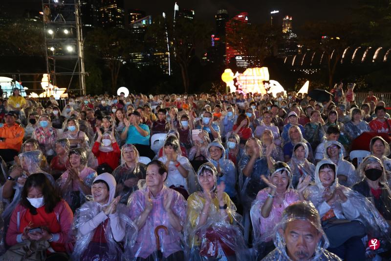 春到河畔歌台之夜现场虽然下着细雨，台上艺人依然落力演出，公众听得尽兴，有人挥手，有人开启手机灯光“伴舞”，大家乐在其中。（梁麒麟摄）