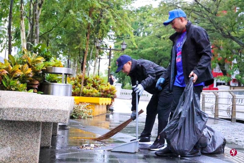 马来西亚柔佛州务大臣翁哈菲兹（左）与柔州房屋及地方政府行政议员莫哈末嘉福尼，星期二早上在新山市区清扫街道。（取自翁哈菲兹脸书）