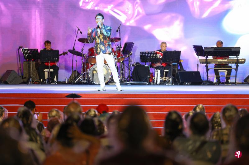 庄学忠在歌台之夜中压轴出场，他在演唱结束后还另加一轮点歌环节，回馈冒雨到场支持的观众。（李冠卫摄）