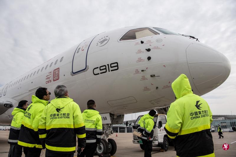 中国商飞C919的100小时验证飞行料于2月结束，C919预计在春季投入运作。图为一架C919客机1月16日在武汉天河国际机场降落后，接受东航工作人员的检查。（法新社）