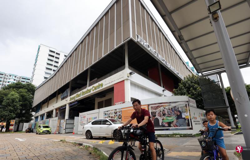 2020年8月起关闭的裕廊西小贩中心展开改造工程，增设更多熟食摊位与座位，并转由长城美华咖啡店集团旗下的JW50 Hawker Heritage负责管理。（邝启聪摄）