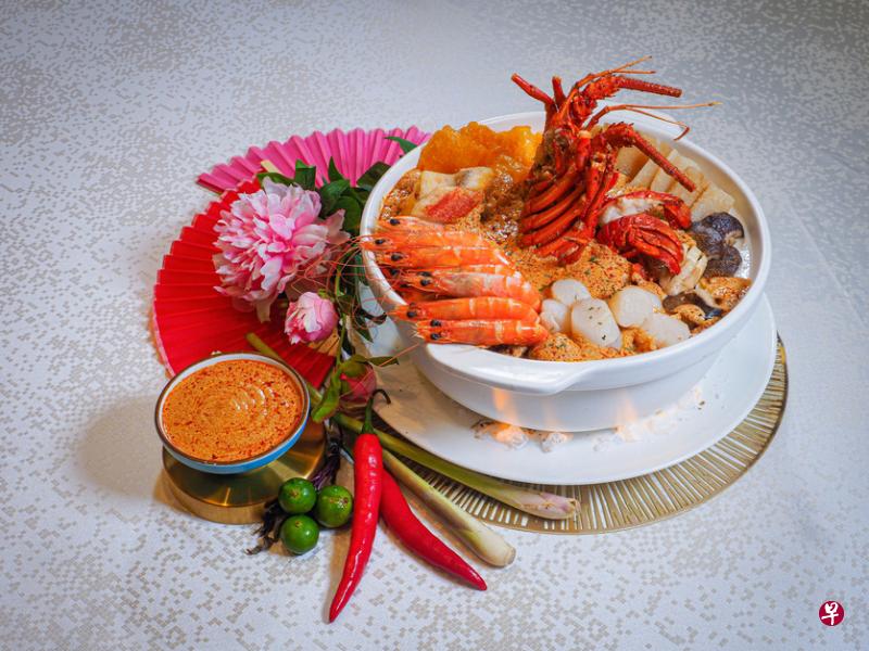 桃苑餐馆兔年推出叻沙海鲜盆菜。（餐馆提供）