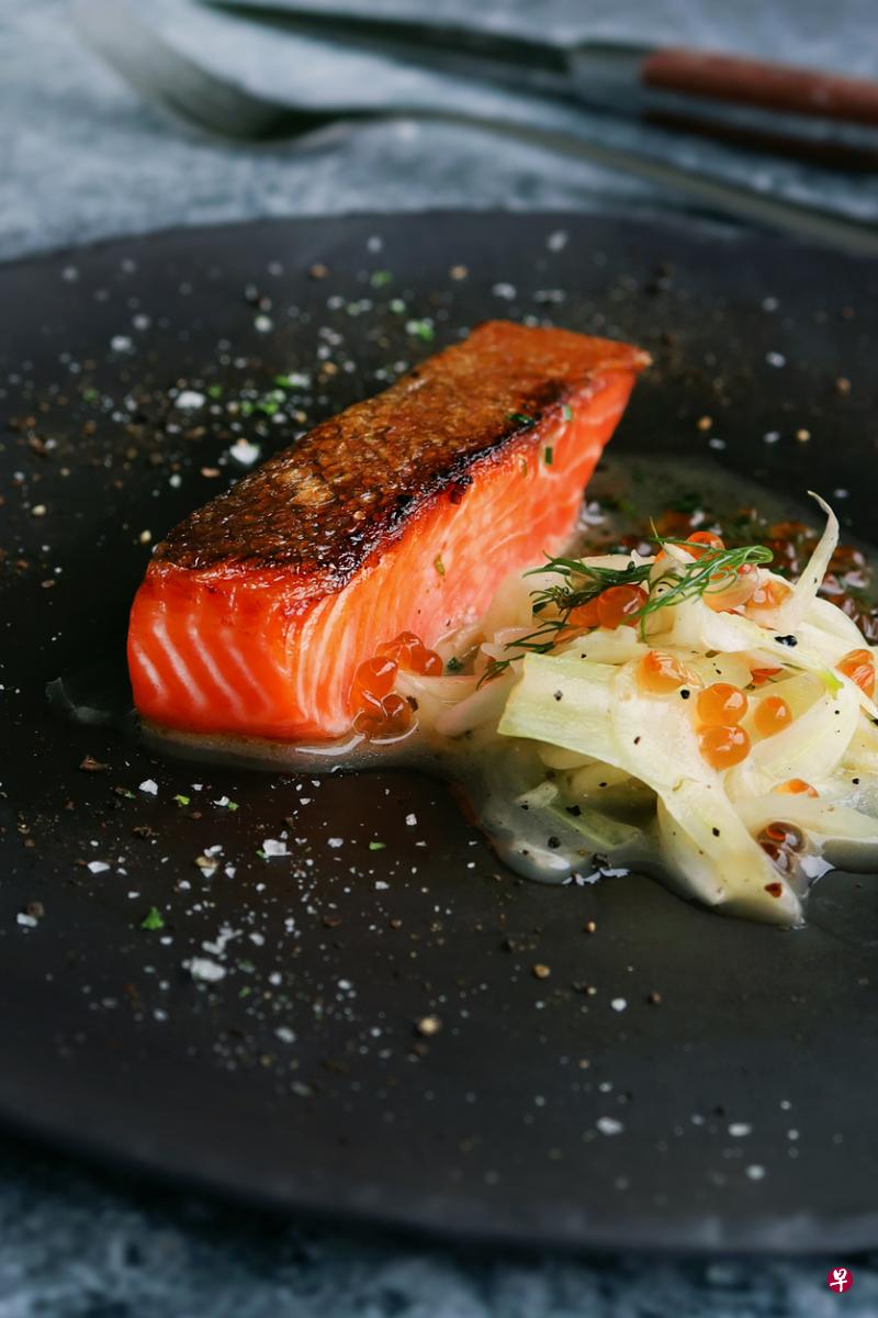 挪威三文鱼先用盐和糖腌制三天再单面煎香。（餐馆提供）