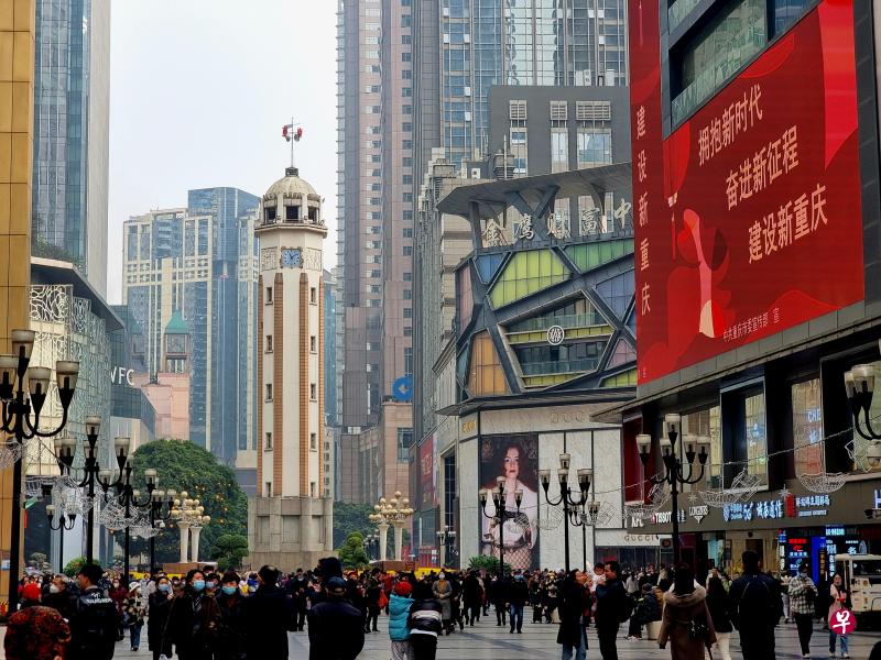 袁家军抵渝后很快打出“新时代新征程新重庆”的口号。图为今年春节期间，重庆地标解放碑人潮兴旺。（王纬温摄）