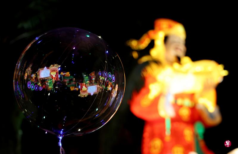 气球里竟然有个“大千世界”，难道是财神爷施展“乾坤大挪移”之术？