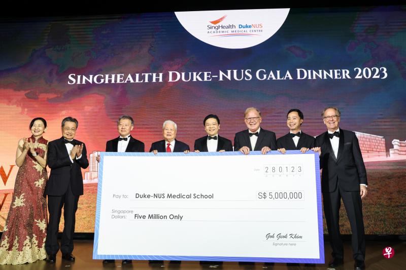 吴控股有限公司执行主席吴玉钦的家人以他的名义捐赠500万元成立脑神经学研究中心。左起：新保集团总裁黄瑞莲教授、新保集团主席郑维强、杜克—国大医学院董事会主席吴友仁、吴玉钦、副总理兼财政部长黄循财、杜克—国大医学院研究高级副院长帕特里克·凯希教授、杜克—国大医学院神经科学与行为障碍研究主任张素春教授、 杜克—国大医学院院长科夫曼教授。（李冠卫摄）