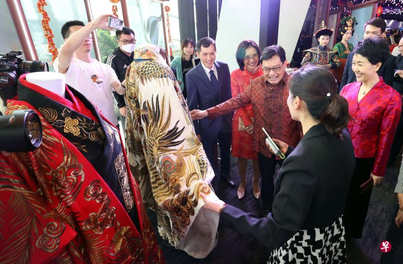 副总理兼经济政策统筹部长王瑞杰（右三）携夫人章慧霓（右四）出席中国驻新加坡大使馆举办“华春新彩上元汇”庆祝会，并欣赏现场展示的中国传统服饰。右一是中国驻新加坡大使孙海燕。（邝启聪摄）