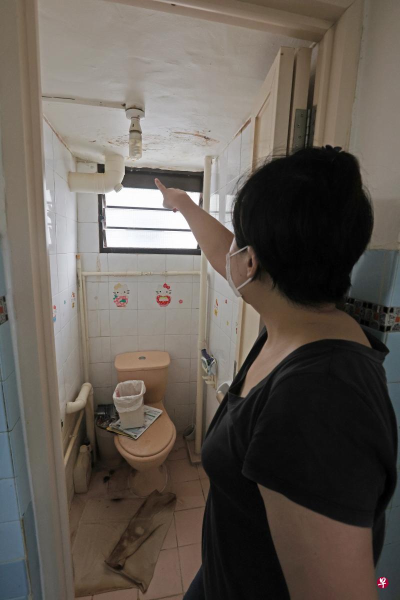 黄女士的厕所多日来不断滴下褐色污水。（刘启成摄）