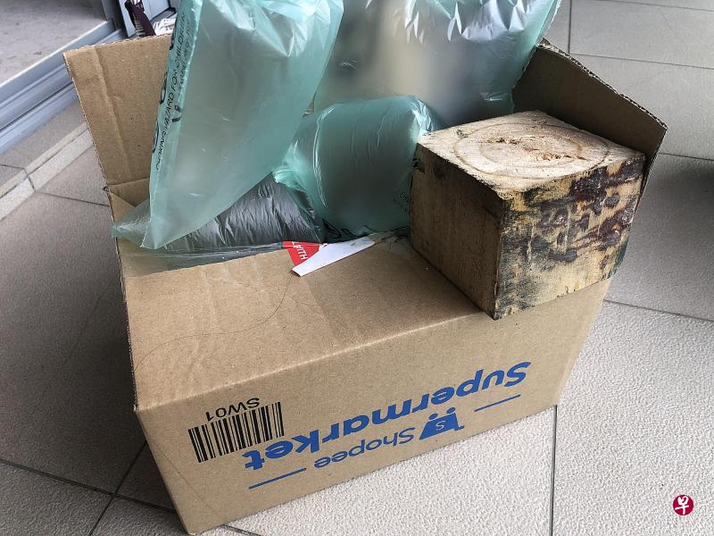余先生打开包裹发现，里面只有充气塑料袋和一块木头。（受访者提供）