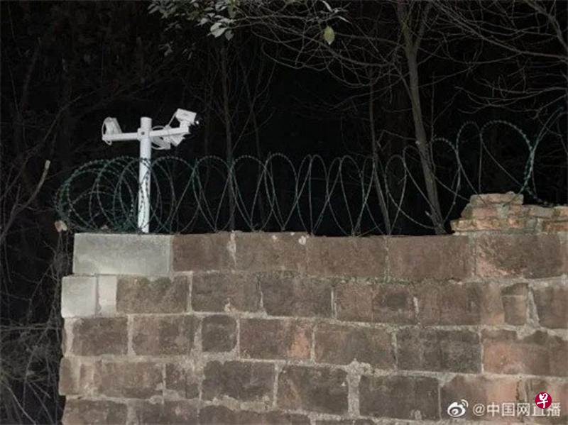 胡鑫宇失联事件发生后，他生前就读的学校增设多个监控摄像头，围墙也加装了铁丝网。（互联网）