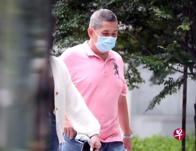 货车司机郑源顺撞倒74岁老妇，后者送院后身亡，他被判罚款2500元以及吊销驾照一年。（海峡时报）