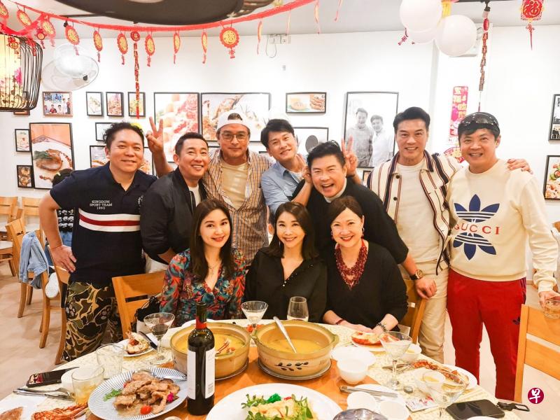 艺人陈秀丽（前排左起）、陈秀环、洪慧芳、卜学亮（后排左起）、屈中恒、李铭顺、王振复、曾国城、郑各评和曹国辉一起为曾国城庆祝生日。（受访者提供）