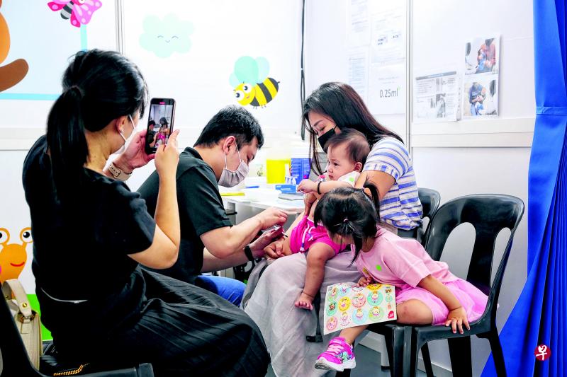 六个月大至四岁幼童接种疫苗的首两个月，共施打了超过1万6440剂，不良反应只占极少数。（海峡时报）