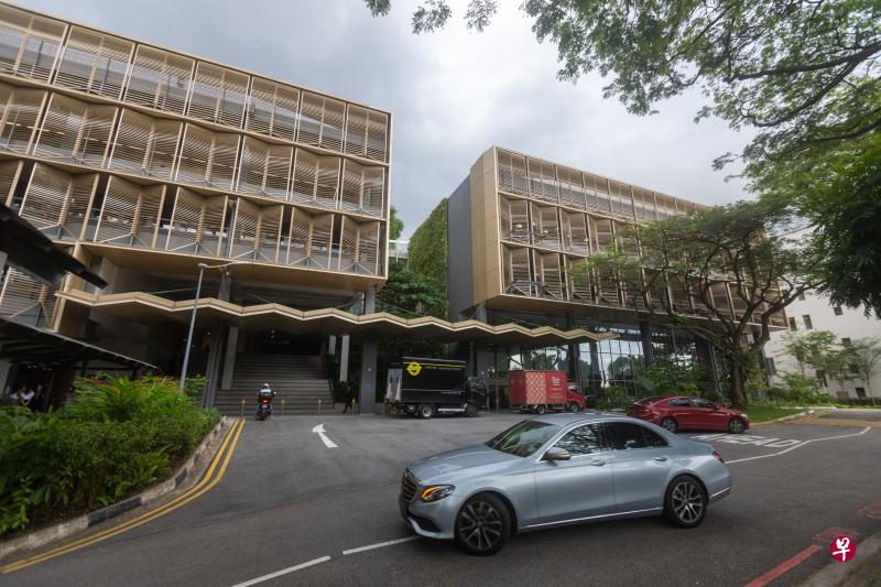 翻新后的SDE建筑，可以有效减少赤道气候带来的热量，并与邻近的建筑在视觉上形成和谐的美感。（关俊威摄）