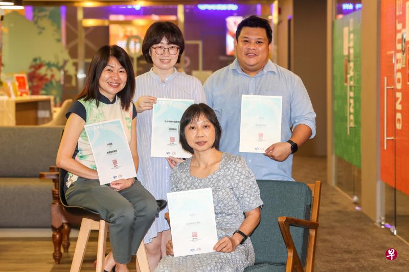 华文媒体集团举办新春团拜暨2022年常年新闻奖颁奖礼，《联合早报》共夺下13个奖项。其中，政治新闻主任何惜薇（后排左起）荣获年度独家新闻奖；中国新闻组获年度新闻奖，上海特派员陈靖代表领奖；中国新闻高级记者林煇智及团队夺下最佳时事视频奖；资深高级记者傅丽云（前排）获颁最佳专题／特写奖。（陈斌勤摄）