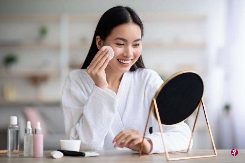 要确保眼部卫生，一定要好好卸妆。（iStock图片）