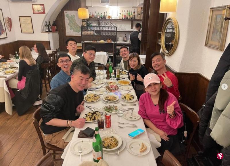 李国煌和太太（右排两红衣者）继鹿特丹影展后，就飞到意大利找李荣达（左排最前者）。（取自李荣达IG）