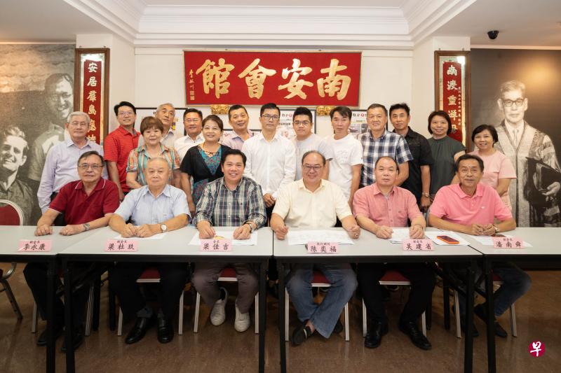 南安会馆举行新理事会复选会议后，核心领导团队在会馆内合影。前排左起为副会长李永康、梁杜玖、会长梁佳吉、执行顾问陈奕福、副会长吴建省和潘南舜。后排是各组的正主任与第一副主任。（特约摄影张荣摄）